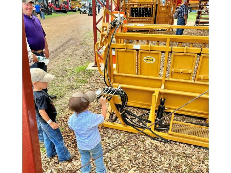 Calf Chute | HiQual Hydraulic Calf Chute
