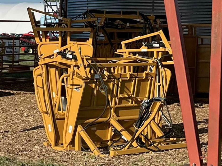 Calf Chute | HiQual Hydraulic Calf Chute