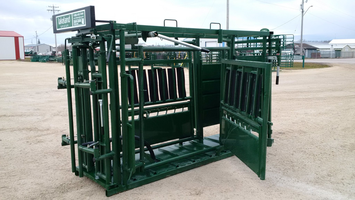Lakeland Deluxe Cattle Squeeze Chute –  Easy Catch