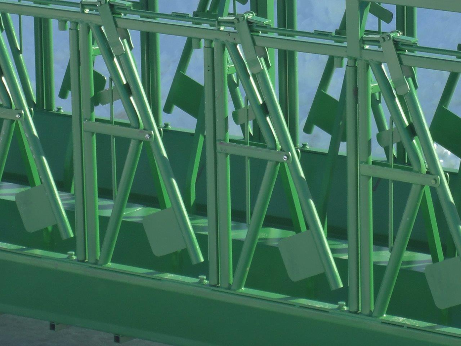 Self Locking Feed Wagon | Lakeland