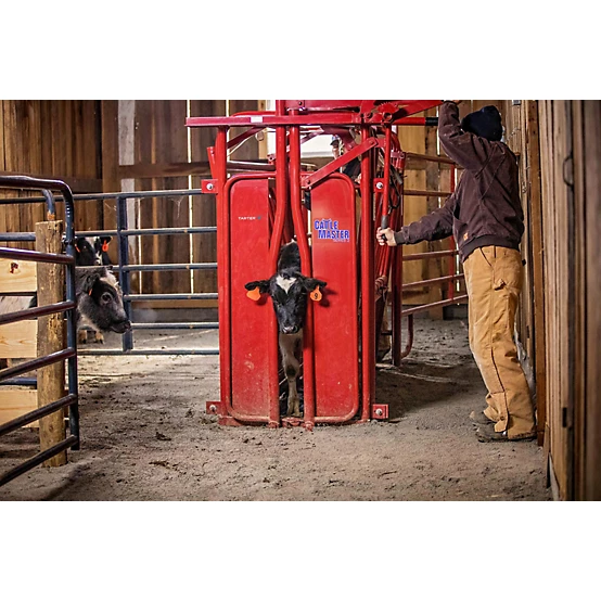 Tarter CattleMaster Series 3 Standard Squeeze Chute with Manual Headgate